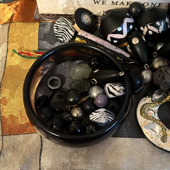 Craft lot, black, white and grey. Crafting and repurposing lot 8A. - Picture 9 of 12